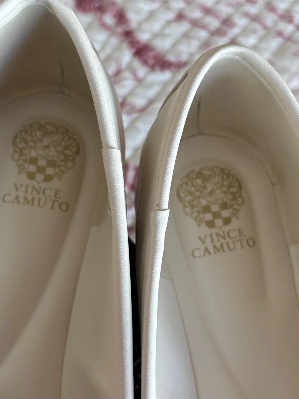 Vince Camuto Ivory Leather VIRNA Flats with Gold Hardware SZ 10M (Like New)